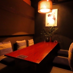 3名様から8名様まで利用できる完全個室を1つご用意してお待ちしております。予約のみのご利用とさせていただいております。接待や記念日や誕生日にも最適です。