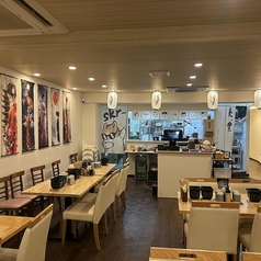 6名様でご利用可能なテーブル席をご用意しています。仕事終わりでフラッとお食事を兼ねた飲み会などはいかがですか？お気軽にご利用ください◎