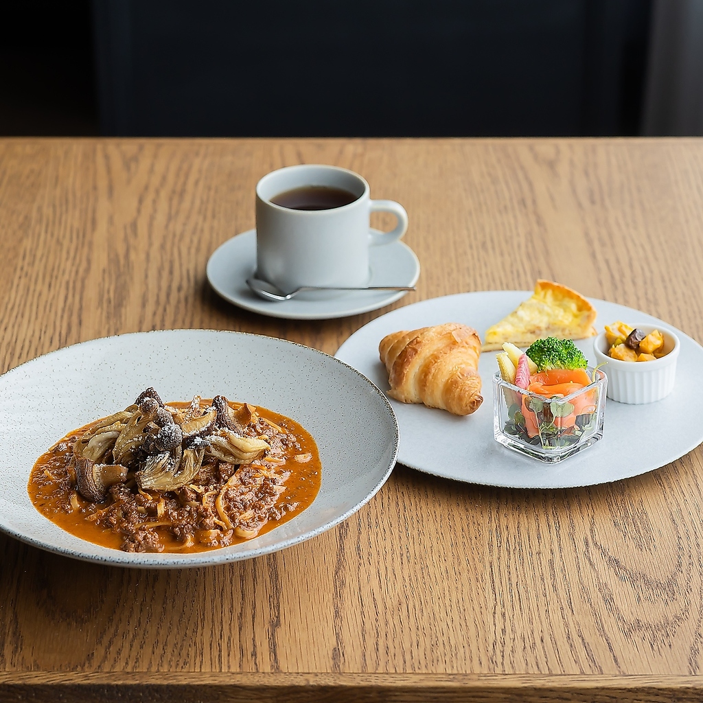 前菜からドリンクまで楽しめる豪華ランチセット。彩り豊かな本格パスタを心ゆくまでご堪能ください♪
