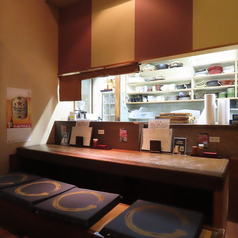 慌ただしい一日を終え、ふっと肩の力を抜ける場所。当店のカウンター席は、お一人様が静かに自分を労うための特等席です。お酒のあてと冷えた一杯で喉を潤す贅沢。誰にも気を遣わず、美味しいものと向き合う時間は、明日への活力をチャージする最高のリセットになります