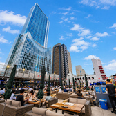 青空の下で楽しむランチBBQは、都会にいることを忘れる心地よさ。日が暮れると幻想的な夜景が広がり、雰囲気は一変。デートや女子会、仕事終わりの一杯にもぴったりな空間です。