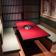 【半個室】6名様までご利用可能の半個室です。同僚との飲み会や女子会などにおすすめの半個室です！ゆとりあるお席なので、ゆったりとお過ごしいただけます。