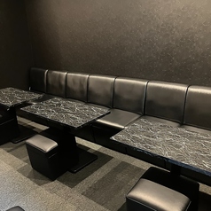 グループでの語らいに最適。広々とした配置で、周囲を気にせず贅沢なひとときを堪能できます。