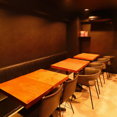 ゆったりと配置されたテーブル席は、友人とのランチタイムや仲間との飲み会にぴったり。木目調のあたたかみある空間で、時間を気にせずリラックスして過ごせます。少人数から団体利用まで柔軟に対応でき、使い勝手の良さが魅力。昼も夜も、自然と会話が弾む居心地の良さです。