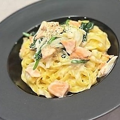 ほうれん草とサーモンのクリームパスタ