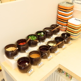 ごまダレ、にんにく、ラー油、唐辛子、パクチーなど、豊富な調味料と薬味を無料でご用意。お客様自身が自由に組み合わせて辛さや風味を調整し、一杯の麻辣湯で多彩な「味変」を楽しめるサービスです。