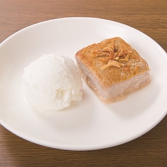 焼きプリンココナッツアイス添え