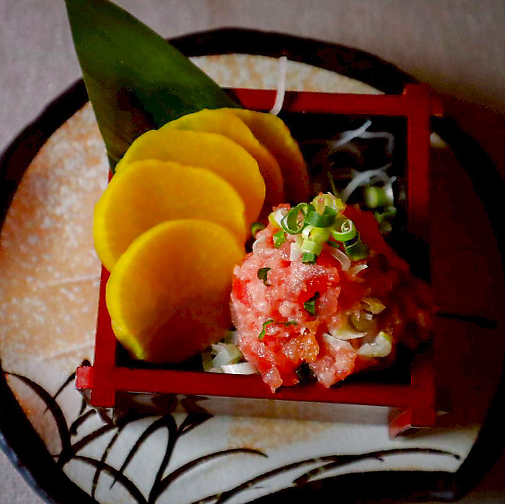 とろたくは、新鮮なトロとたくあんの絶妙な組み合わせ。旨味が引き立つ一品！他、単品料理あります♪