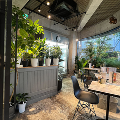 ガラス奥のエリアに2名様のお席を３つご用意しております。各テーブルに素敵なお花を飾っています。※日によってお花の種類は変わります