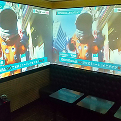 迫力満点の二面プロジェクタールームになります。本人出演などの映像重視の方はぜひこちらのルームをご体験ください。こちらのお部屋は人気が高いため、店舗までお電話にてご予約くださいますようお願い申し上げます。ご予約の際は、「デュアルモニタールーム希望」をお申し付けください。