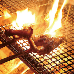 当店名物の山賊焼きは、若鳥を備長炭で焼き上げます。豪快にかぶりついてお召し上がりください。