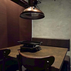 ロールカーテンで仕切れる4名席。周囲を気にせず、大切な仲間や家族とプライベートな時間を過ごせます。