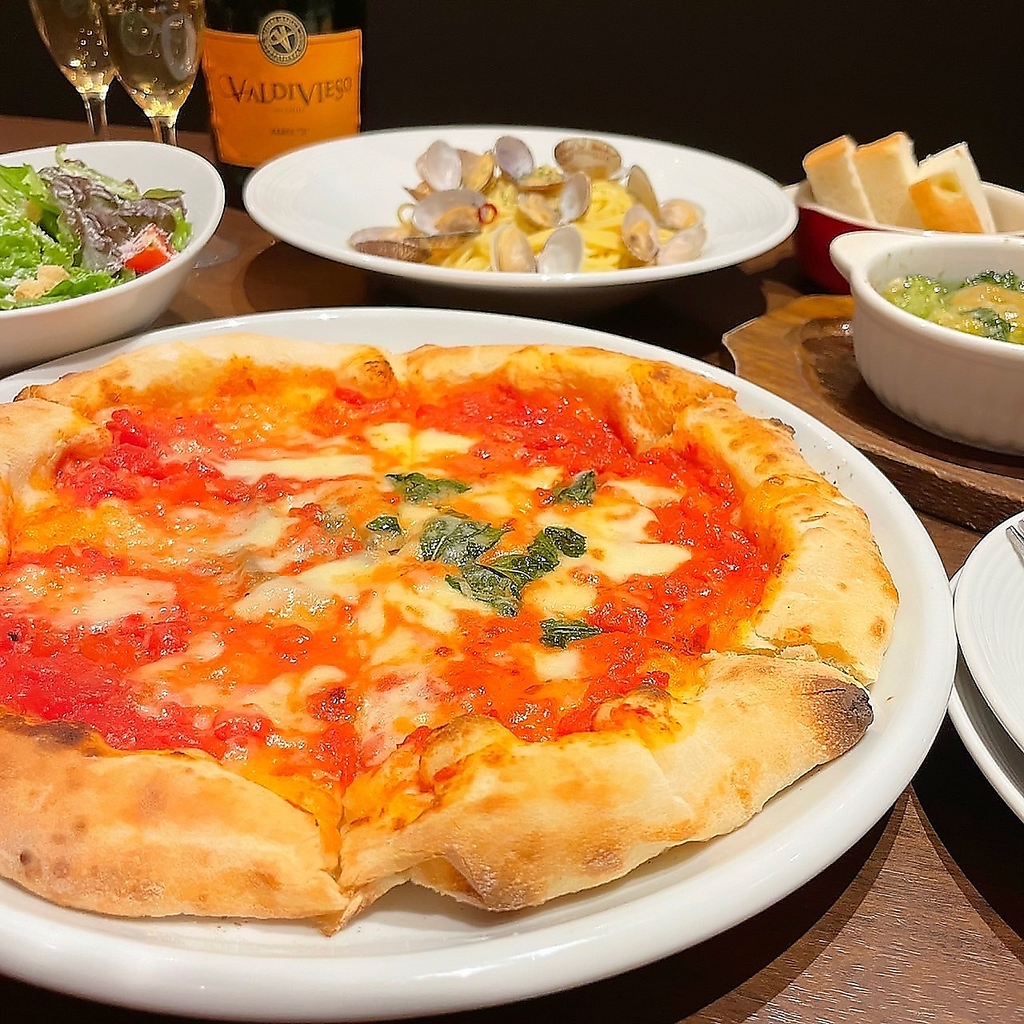 ピッツァやパスタなど、イタリアンシェフが作る本格的な料理がリーズナブルに楽しめます。