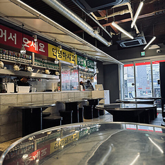 ゆったりと過ごせるテーブル席です♪