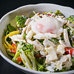 蒸し鶏とモッツァレラチーズのシーザーサラダ