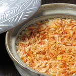 土鍋ご飯で〆まで大満足◎ほっくり炊いたお米が美味しい！桜エビの他にも地鶏・鯛の土鍋ご飯もご用意