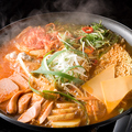 料理メニュー写真&nbsp;バリトン名物 ブデチゲ（部隊鍋）1人前
