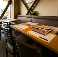 広々としたテーブル席があり、ご家族連れやランチタイム、鎌倉観光帰りにオススメです。ゆったりとした空間で、美味しい料理を心ゆくまで楽しむことができます。お気軽にお立ち寄りください♪