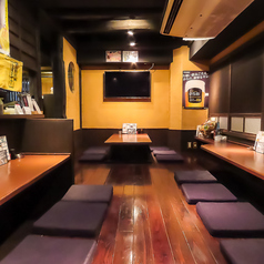 店内は最大23席まで着席可能で、貸切のご相談にも対応しています。ただしカウンターメインの小さな酒場のため、大人数での利用はあまり推奨していません。落ち着いた雰囲気の中で、少人数でゆったりと料理とお酒を楽しむスタイルがよりおすすめです。
