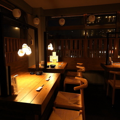 落ち着いた大人の雰囲気が漂う当店のテーブル席は、心安らぐひとときを提供します。広々としたレイアウトで、友人や大切な方との会話を楽しむのにぴったりです。明るさを抑えた照明が、心地よい落ち着きを演出しています。※テーブル席は3名様以上優先です。2名様でのご予約はカウンターに移動させて頂く場合がございます。