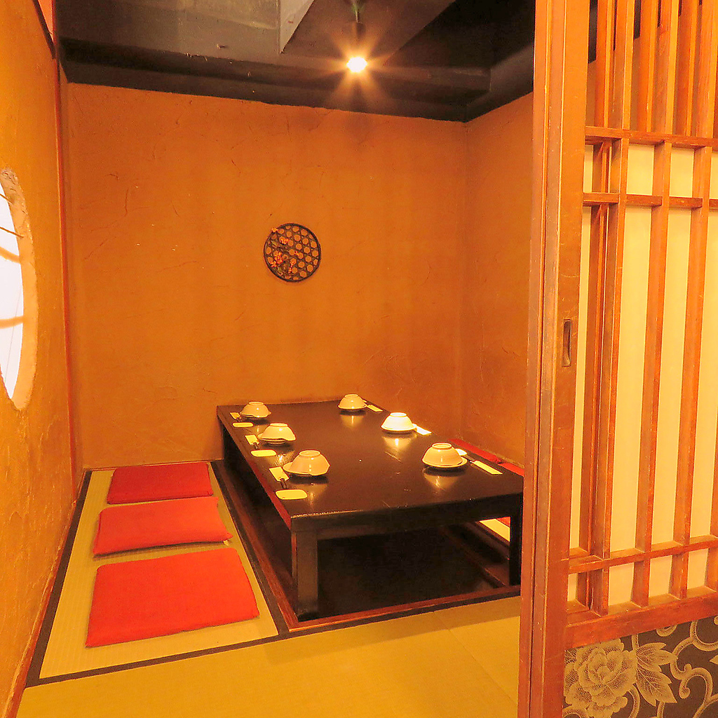 デートや親しい友人と。2名様から使える完全個室は、古民家風の温もりある空間で会話もしっぽり。