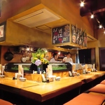 【通好み】1階カウンターでスタッフとの会話を楽しみながらの食事も常連さんに大人気。