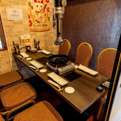 清潔感あふれる内装は、心地よい時間を過ごすための絶好の環境です。洗練されたデザインと温かみのある素材が調和し、リラックスできる空間を演出しています。2階・3階がテーブル席です。