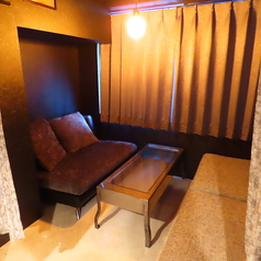 最大6名まで利用できる半個室席は、周囲を気にせずゆったり過ごせるプライベート空間。女子会や誕生日、打ち上げなどの少人数パーティーにもぴったり。落ち着いた照明とカフェらしいカジュアルな雰囲気が、気取らずリラックスした時間を演出してくれます。