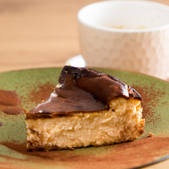 【オリジナルレシピで焼き上げる】バスクチーズケーキ/500円（税込）の写真