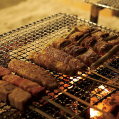 炭火で焼き上げるジャンボ串焼きは食べ応えがあり、お酒が進む逸品です。