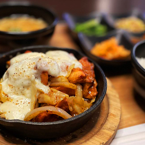 片瀬江ノ島駅近！ひるは定食、よるはお得な飲み放題がおすすめのアジアン風居酒屋♪
