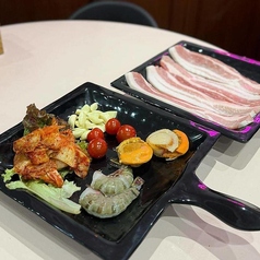 サンチュ、ホタテ、エビ、ニンニク、キムチ、トマト付き 1人前