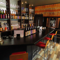 当店ではカウンター席を4隻ご用意しておりますので、お一人様でもお気軽にお立ち寄りいただけます♪カウンターにはお酒のボトルがずらりと並んでいて、落ち着いた雰囲気でお過ごしいただけます。