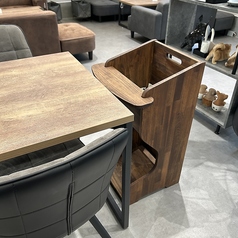 ワンちゃん用チェア（5Kg以下のワンちゃん対応・カフェマット必須）のご用意もございます♪5Kg以下のワンちゃんはご持参の大きいカフェマットご使用でソファや椅子もご利用頂けます。（マットなしでのご利用は出来ません。）