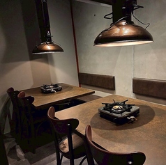 仕切りを外せば隣と繋げての利用も可能。少人数の飲み会から中規模の集まりまで、柔軟に対応いたします。