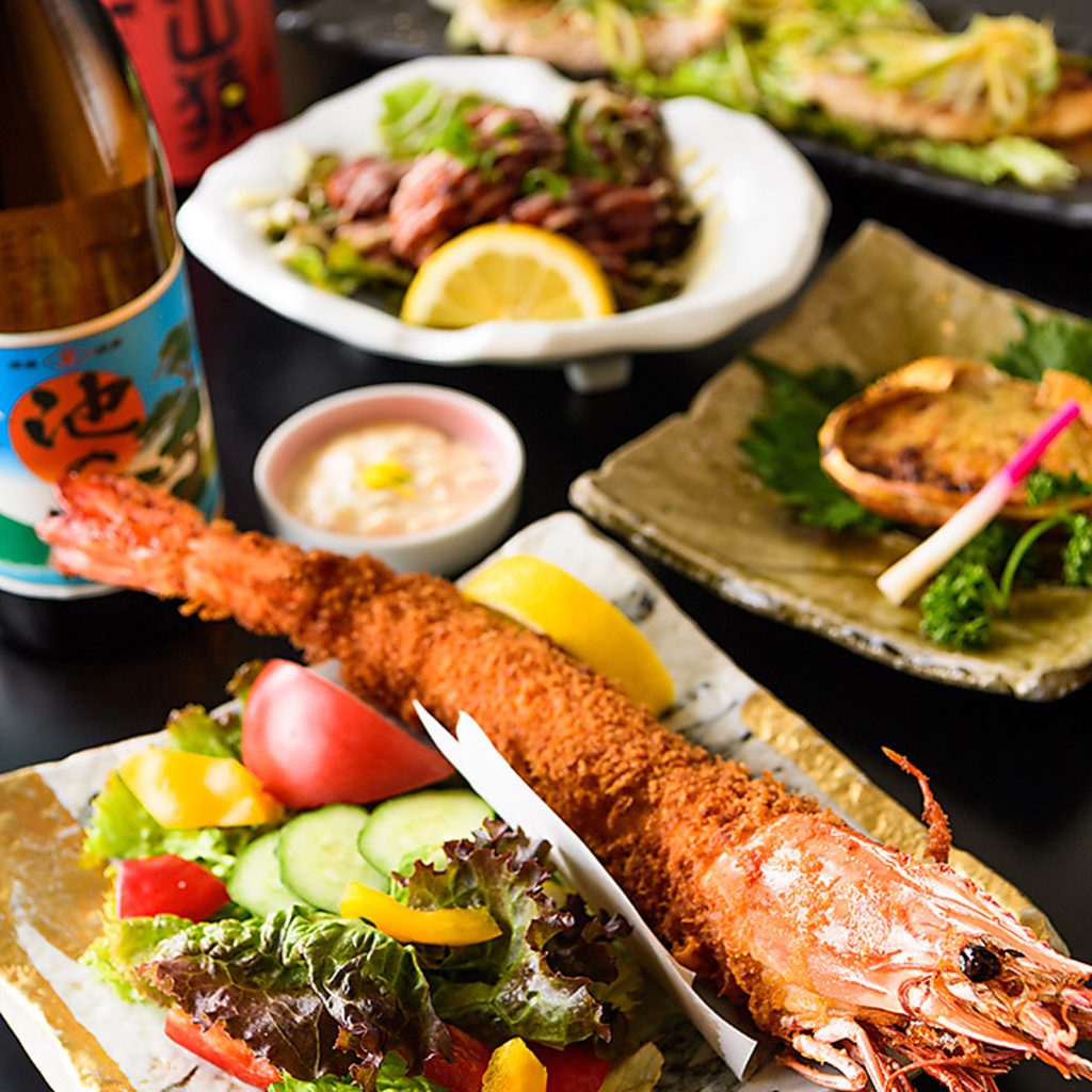 熊本の食材をふんだんに活かした料理。中でも名物は「特大海老フライ」は、驚きのビッグサイズ約30cm