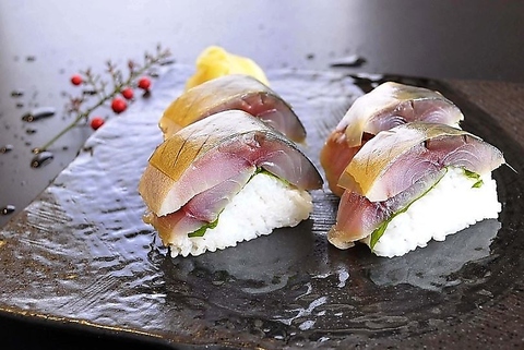 新鮮な鯖を締めて作られるこだわりの鯖寿司を是非ご賞味ください