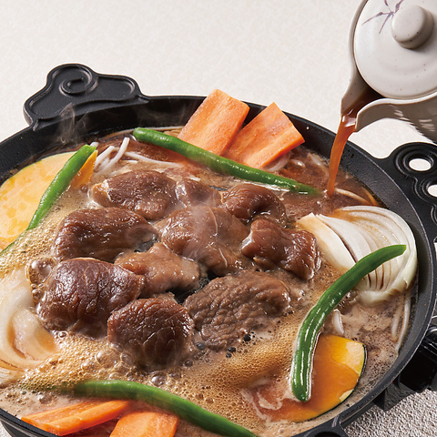 専用鍋で肉は焼き野菜は自慢のタレで煮るのが松尾ジンギスカンの特徴です。