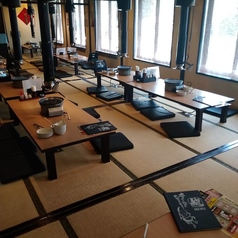 窓からの採光も豊かな大広間のお座敷。広々としたテーブル配置でゆったりとお過ごしいただけます。大人数での同窓会や歓送迎会に、皆で焼く楽しさを味わいましょう！香ばしく焼き上げたお肉は、冷えたビールのお供に最高です♪