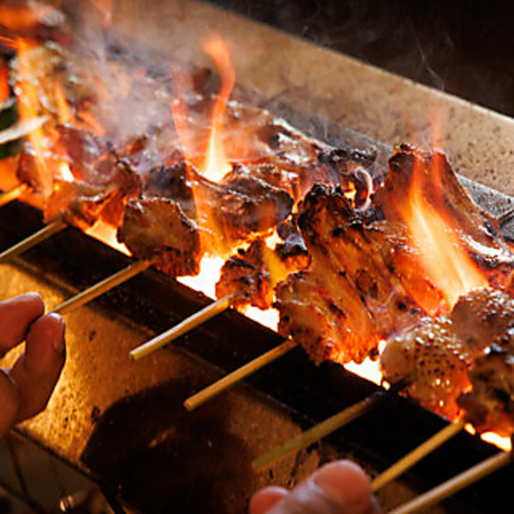 本格炭焼きにこだわった焼鳥は絶品。外は香ばしく中はふっくら、肉はもちろん野菜まで格別の味わい。