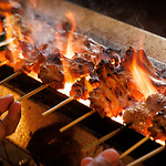 本格炭焼きにこだわった焼鳥は絶品。外は香ばしく中はふっくら、肉はもちろん野菜まで格別の味わい。
