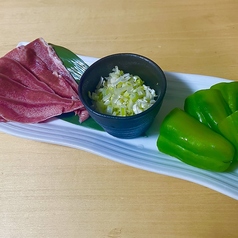 パリポリピーマンねぎ塩豚タン