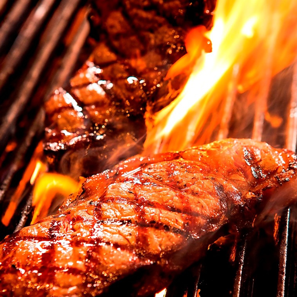 【オープンキッチンのチャコールグリルで焼き上げます】 ステーキ・ハンバーグから海の幸まで