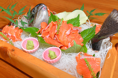虹鱒の押し寿司は試す価値あり。満足のいく料理で贅沢なひとときをお過ごしください。