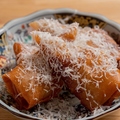 料理メニュー写真&nbsp;(5)旨みを包んで、余韻を残す。【和牛すじと里芋のチーズ春巻】2本