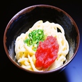 【温かいうどん】めんたい釜玉は小：550円(税込)/中：670円(税込)/大：790円(税込)！もちもち熱々麺にピリ辛めんたいこと生玉子と出汁醤油が絡まってまろやか濃厚。 