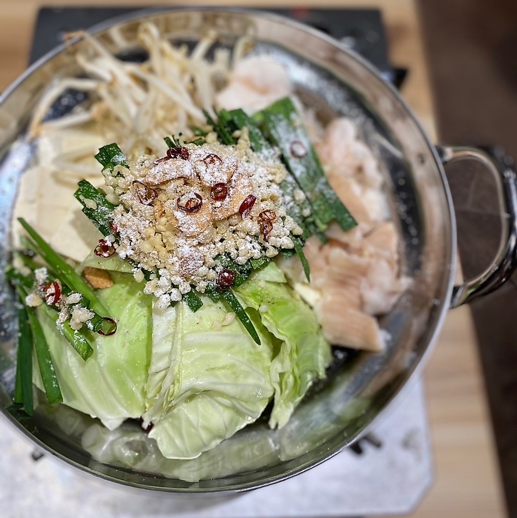 ホルモンが自慢！の当店のもつ鍋は別格！味噌と塩味から選べます！
