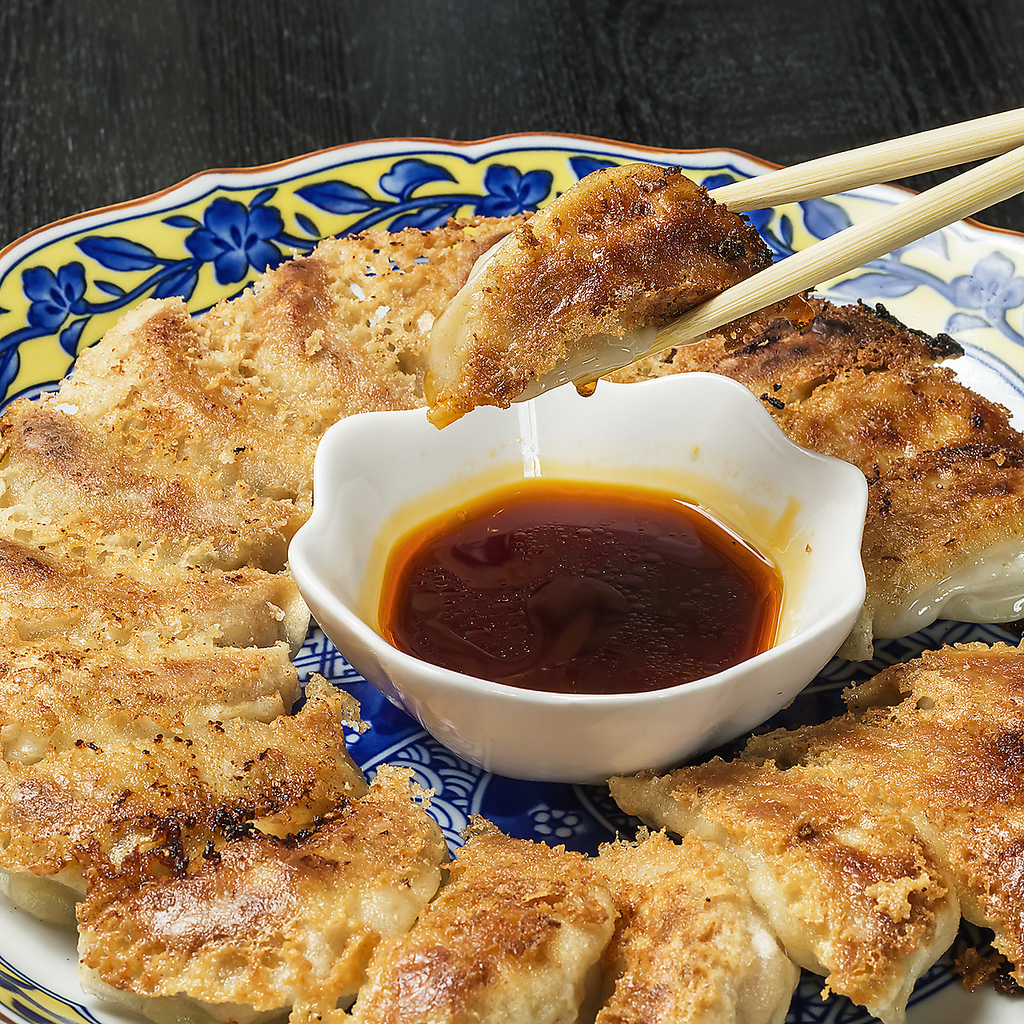 【黒トリュフ香る厳選豚セレブゥ餃子】680円(税抜)フレンチと点心の技法を融合！研究を重ねた一品！