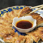 【黒トリュフ香る厳選豚セレブゥ餃子】680円(税抜)フレンチと点心の技法を融合！研究を重ねた一品！