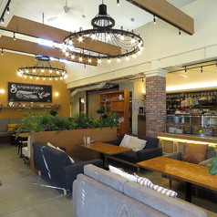 木の温もりと洗練されたインテリアが魅力のおしゃれなカフェ。広々としたテーブル席が並び、ゆったりとした時間を過ごせる空間です。友人との会話や読書、ちょっとした打ち合わせにも最適。こだわりのお料理や季節のスイーツで、日常に小さな贅沢を。